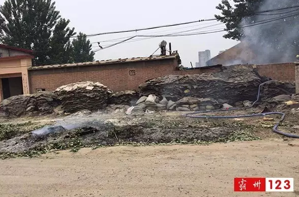 滚滚黑烟突起霸州一民居 消防人员紧急灭火_大