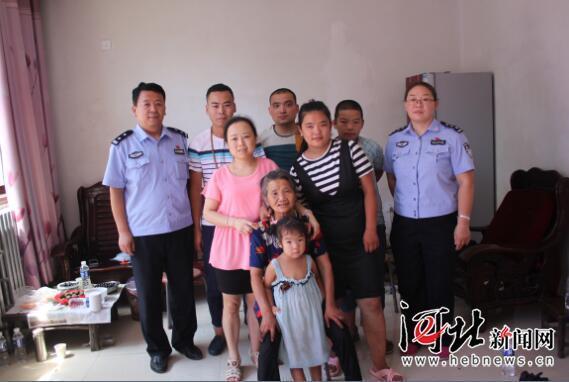 王秀华一家人与民警合影.图片