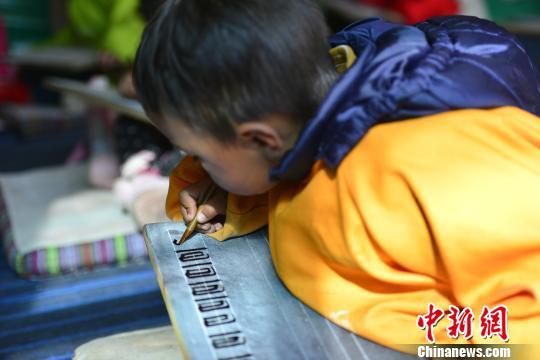 西藏小学生练习藏文书法正回归传统方式