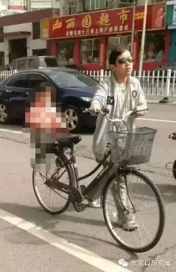 张家口公交车惊现"猥琐男" 网友愤慨"人肉"