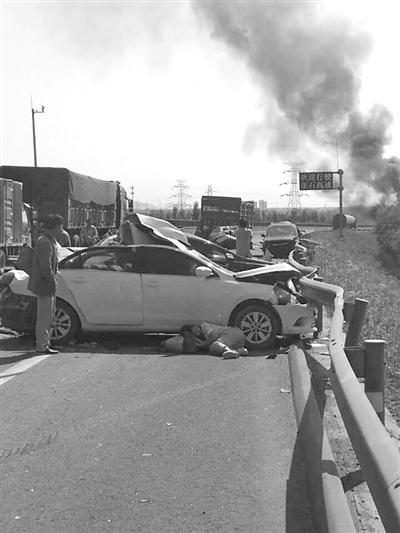 张石高速易县段连环交通事故 一油罐车起火燃