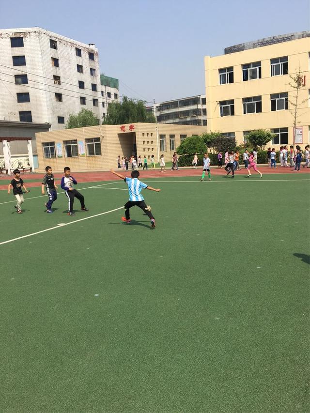 日前,秦皇岛市海港区交建里小学校园足球三年级对抗赛圆满落幕._cninr 日前,秦皇岛市海港区交建里小学校园足球三年级对抗赛圆满落幕.