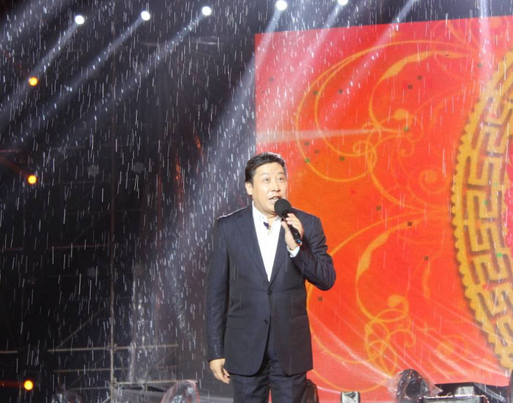 冯巩、吴琼、李多娜……众多大咖雨中抵承，为何?_大燕网河北站_腾讯网