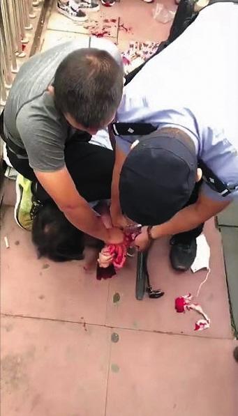 男子持刀抢劫 市民合力夺刀制服