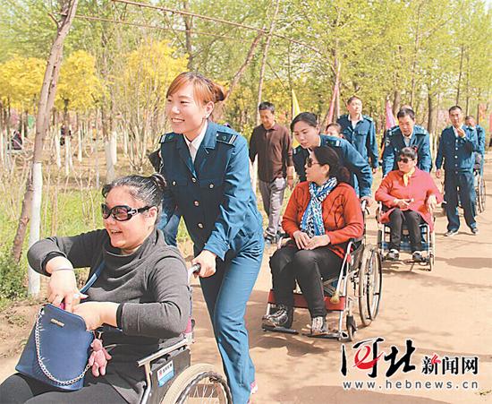 石家庄市志愿者服务队组织40名残疾人观赏春