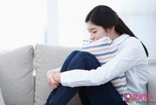 女性小腹坠胀是怎么回事?当心导致不育不孕_