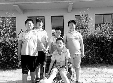 河北河间四名小学生悉心照料骨折同学
