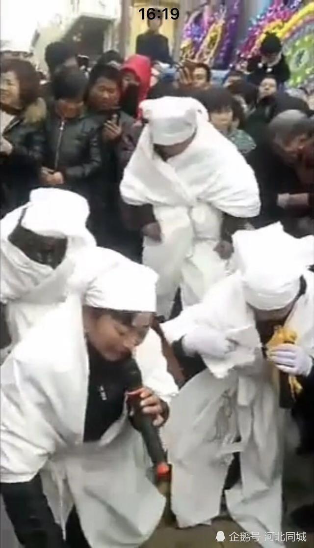 邯郸一村民办丧事请“哭丧团队”连哭带唱 引村民围观