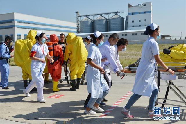 8月24日,医疗人员在应急演练中转移"伤员 新华社记者 邹予 摄