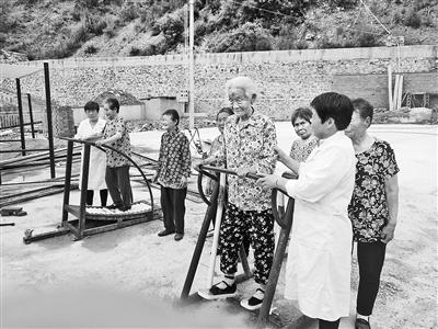 青龙:山村留守老人住进养老院