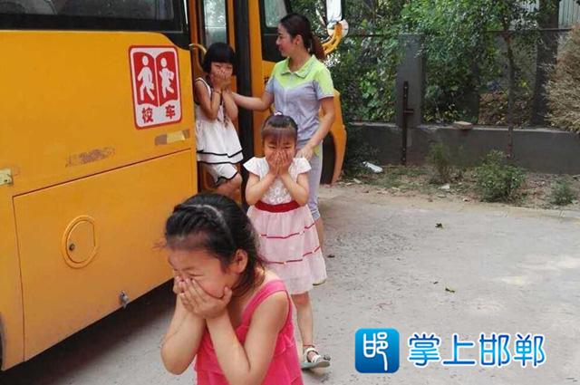 邯郸魏县交警大队联合幼儿园 开展校车演练活