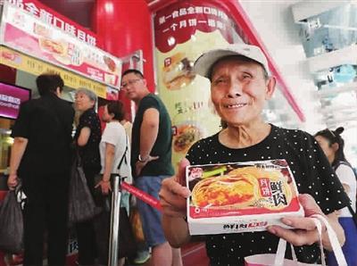 今年，第一食品商店除了传统口味的鲜肉月饼外，还推出了全新的‘酸菜牛蛙’月饼。 本报记者 刘歆 摄