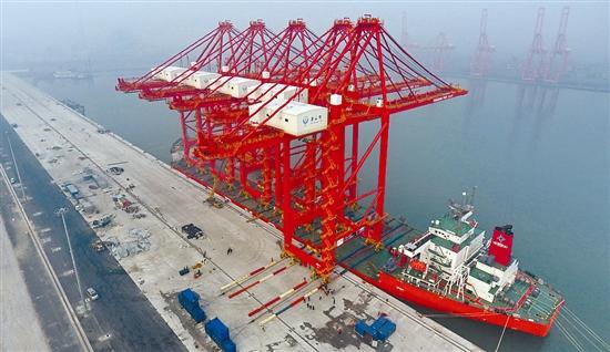 唐山港自动化集装箱码头开始安装装卸岸桥(图