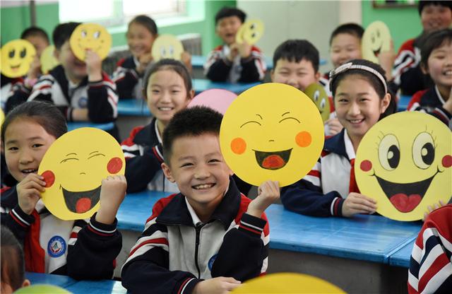 5月7日,河北省邯郸市光明南小学的学生在展示笑脸卡.