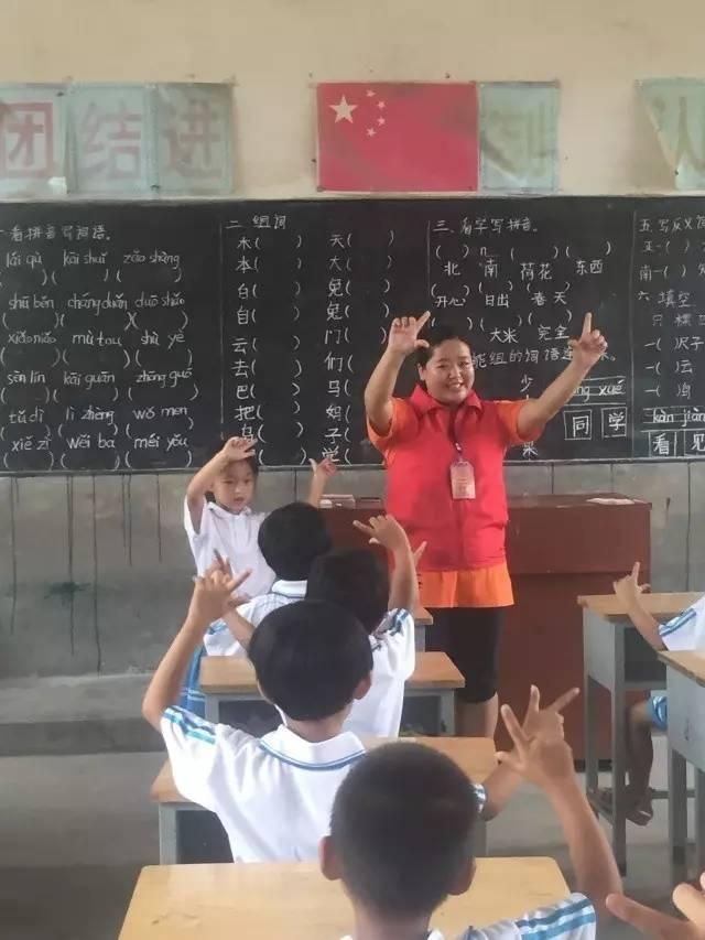 ��̨���ڣ�����ѧ�Ӵ��ϰ���У��