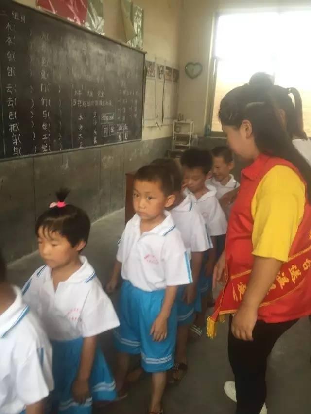 ��̨���ڣ�����ѧ�Ӵ��ϰ���У��