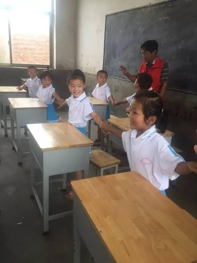 ��̨���ڣ�����ѧ�Ӵ��ϰ���У��