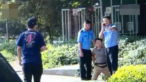 深圳男子随手拍交警违章 被摔跪在地两次_大燕