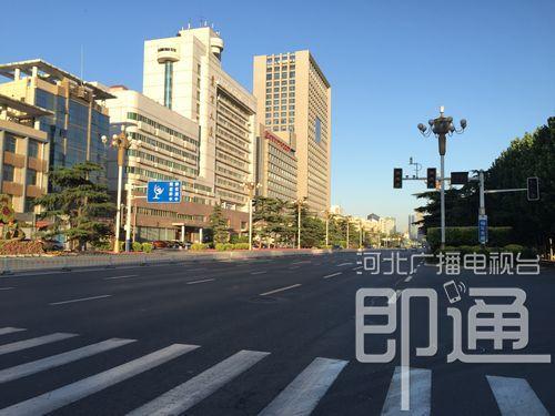 今晨,石家庄市裕华路与西大街交口附近街景(张子薇 摄)