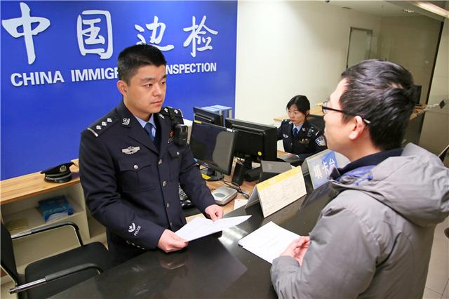2019年1月1日,江苏常州出入境边防检查站的民警为船员办理手续.