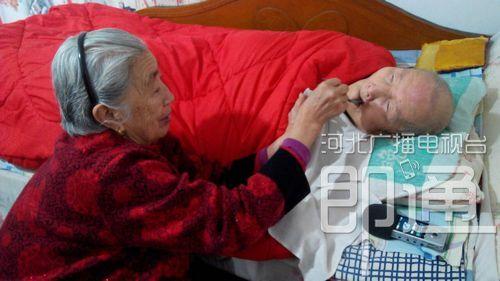 谁说久病床前无孝子 石家庄这家人就是榜样