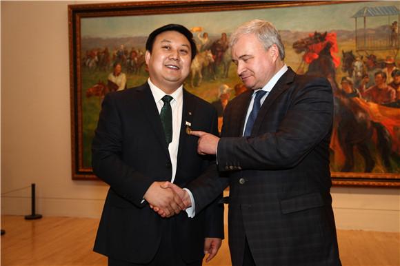 潘义奎油画作品展在中国美术馆盛大开幕_大燕