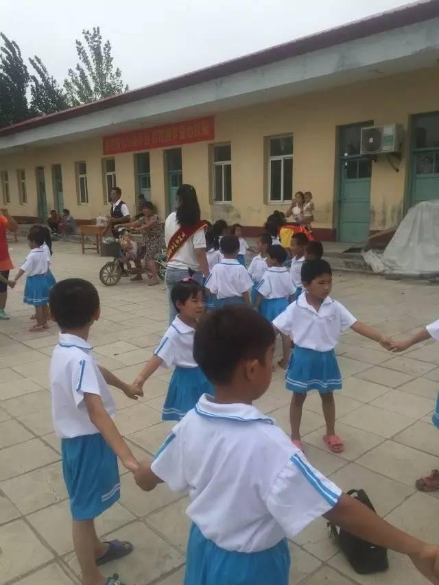 ��̨���ڣ�����ѧ�Ӵ��ϰ���У��