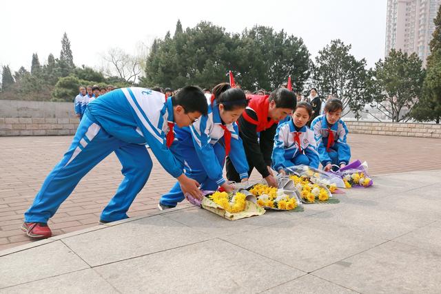 秦皇岛先盛里小学开展清明节祭扫活动