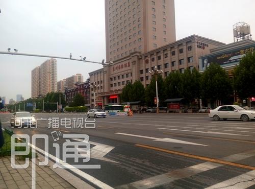 今晨,石家庄裕华路与谈固大街路口附近街景(杨磊 摄)