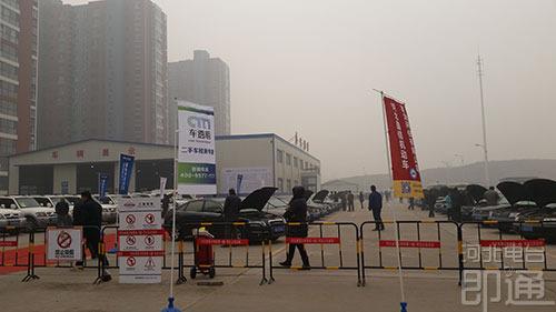车辆展示现场人头攒动