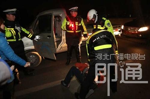 石家庄10日晚查酒驾抓了35人 一男逃窜中被制