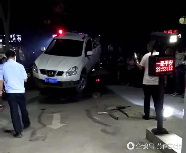 河北:越野车堵门被铲车拍烂_大燕网河北站