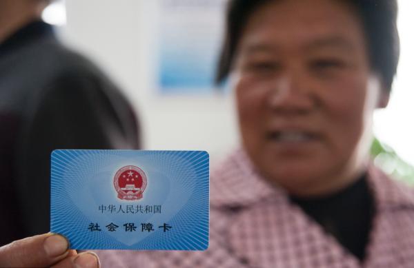 承德社保局科员私吞900万养老金 亏空要参保人