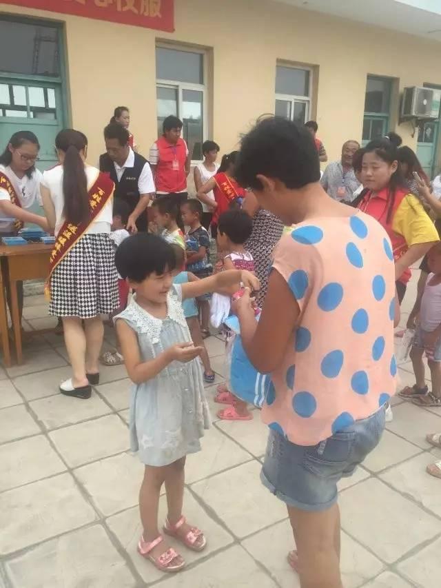 ��̨���ڣ�����ѧ�Ӵ��ϰ���У��