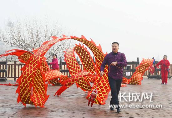 舞龙队在平水桥浴场进行舞龙表演.通讯员供图