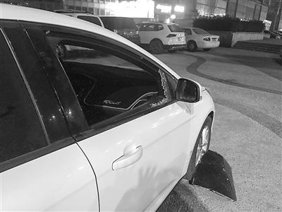 廊坊一小区外3辆汽车车窗被砸_大燕网河北站