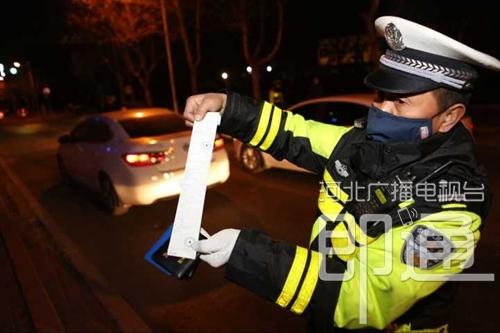 石家庄10日晚查酒驾抓了35人 一男逃窜中被制