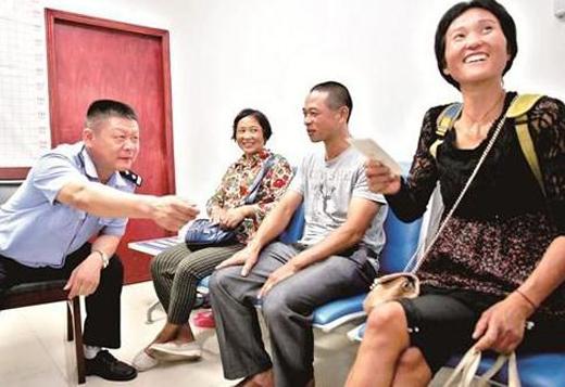 校花失踪变流浪女  未婚 生子后与 第三者 私奔_