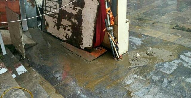 下雨天有人在保定西大街楼顶往下冲狗粪_大燕