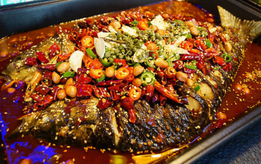 焱鱼烤鱼香飘四溢 辣还是不辣选择很难_大燕网