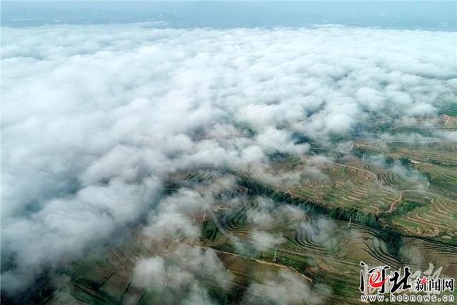 10月7日在临城县西竖镇拍摄的云海景观.