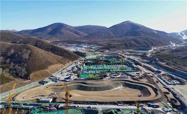 河北崇礼太子城冰雪小镇施工进入冬歇期