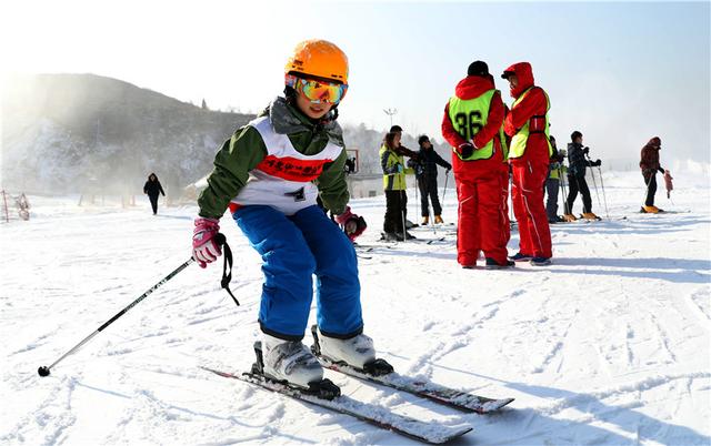 12月9日,一名小朋友在石家庄市鹿泉区一家滑雪场滑雪.