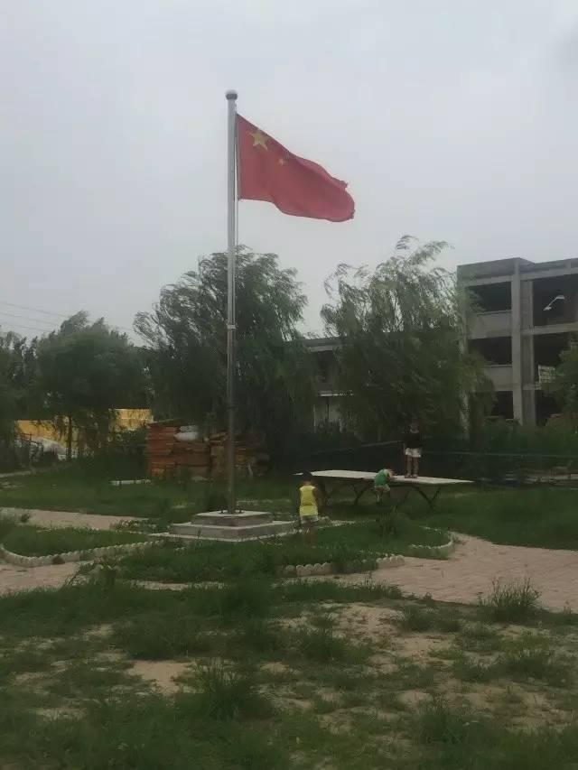 ��̨���ڣ�����ѧ�Ӵ��ϰ���У��