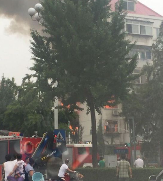 唐山一居民楼今晨发生爆炸 4人被救出_大燕网