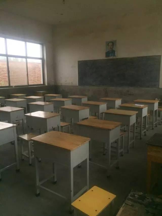 ��̨���ڣ�����ѧ�Ӵ��ϰ���У��