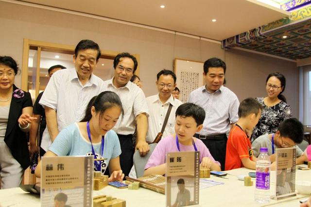 据了解,2018年全国中小学师生书法篆刻展示交流活动由教育部语言文字应用管理司、中国书法家协会主办,河北省语言文字工作委员会、河北省教育厅、中国书画收藏家协会、河北省书法家协会、兰亭书会、秦皇岛市书法家协会协办,中共秦皇岛市委宣传部、秦皇岛市教育局、中共山海关区委、山海关区人民政府、国家语言文字推广基地(京津冀书法教育基地)、闲庭·山海关中国书法艺术馆承办。
