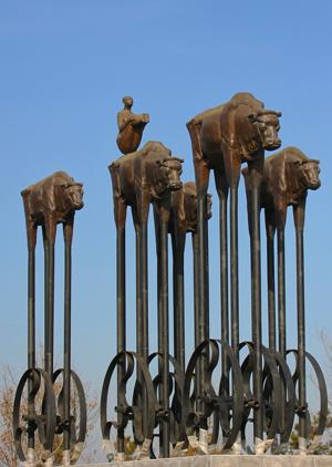 保定:文明融进城市美景!雕塑扮靓街头文化_大