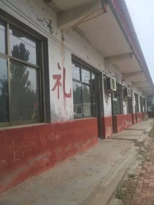 ��̨���ڣ�����ѧ�Ӵ��ϰ���У��