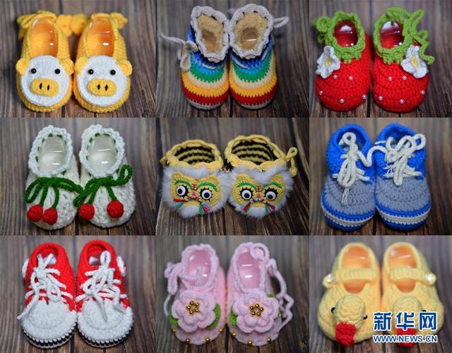 这是河北省沙河市西毛村村民编织的毛线鞋(1月15日摄)。 近年来,沙河市西毛村引导农村妇女学习手工编织毛线鞋,帮助她们实现家门口就业增收。这里制作的毛线鞋有生肖、卡通等图案造型数十个品种,通过电商网络销售到全国各地。 新华社发(陈雷 摄)